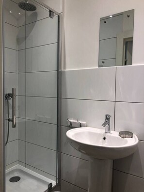 Ferienhaus, Mehrere Betten | Badezimmer | Dusche, Handtücher