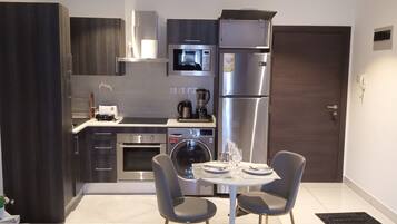 Réfrigérateur, micro-ondes, four, plaque de cuisson