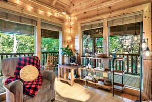 Smart TV, fireplace, Netflix, streaming services