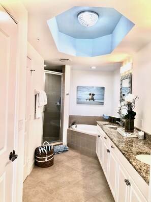 Bathtub, hair dryer, towels, soap -  GREAT RATE! RESORT POOL & WATERFALL. ONLY 3 MINUTES TO THE BEACH! (Bonita Springs)