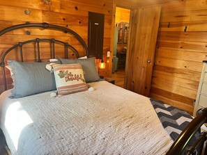 2 bedrooms, iron/ironing board, free WiFi, bed sheets - Log Cabin Retreat, Beautiful Views, trail @ house (Blue Ridge)