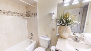 Ducha y bañera combinadas, secador de pelo, toallas y jabón