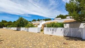 A paved courtyard with white walls and a tiled roof. - Villette Girovagando - Superior by BarbarHouse (Torre dell'Orso)