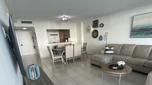 Una sala moderna con sofá, mesa de centro y comedor.