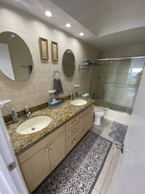 Chuveiro/banheira combinados, secador de cabelo, toalhas de banho 