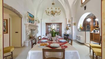 3 bedrooms, iron/ironing board, internet