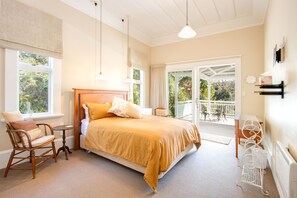 3 bedrooms, iron/ironing board, WiFi - The Verandah - Napier Holiday Home (Bluff Hill)