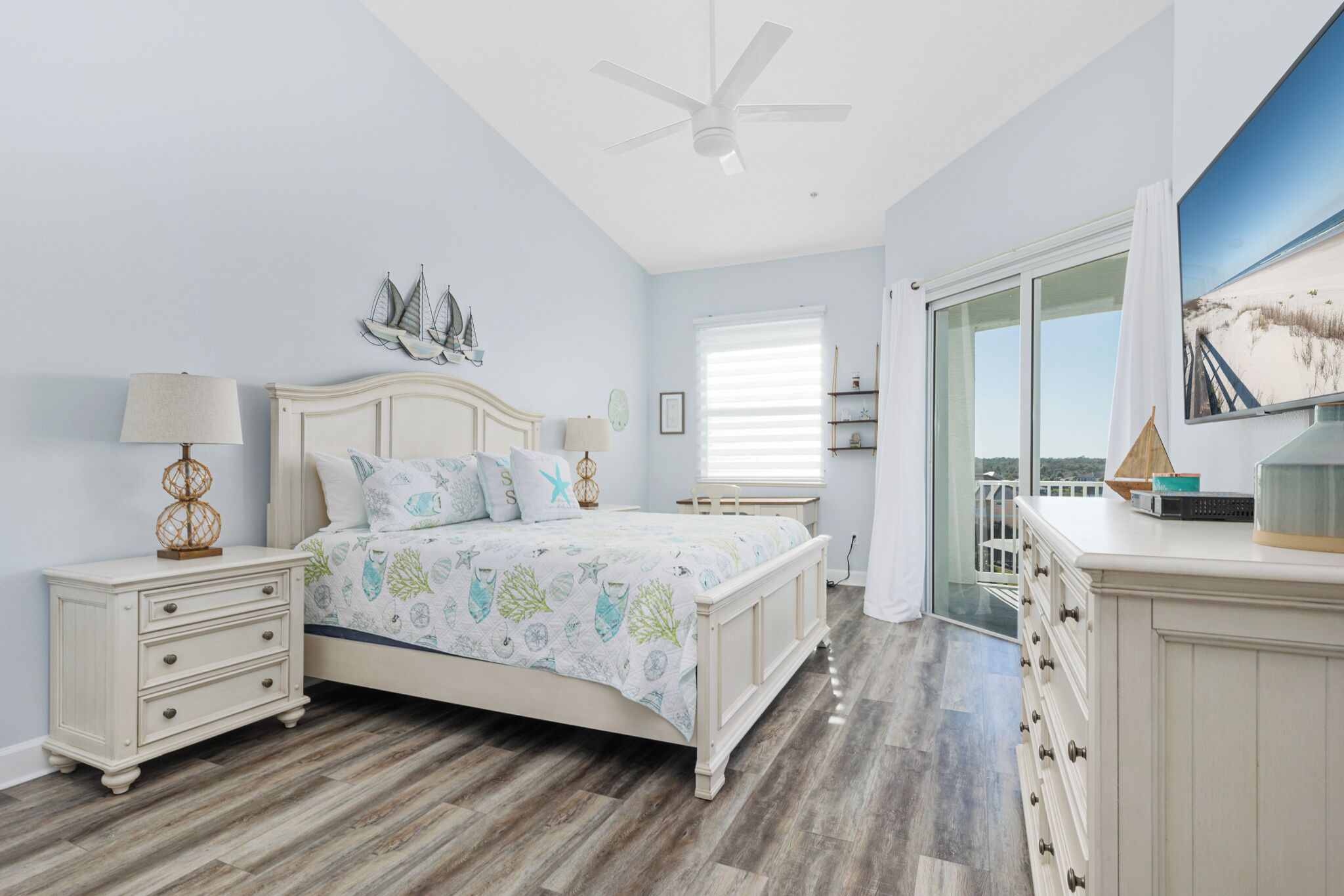 3 bedrooms, individually decorated, individually furnished, bed sheets