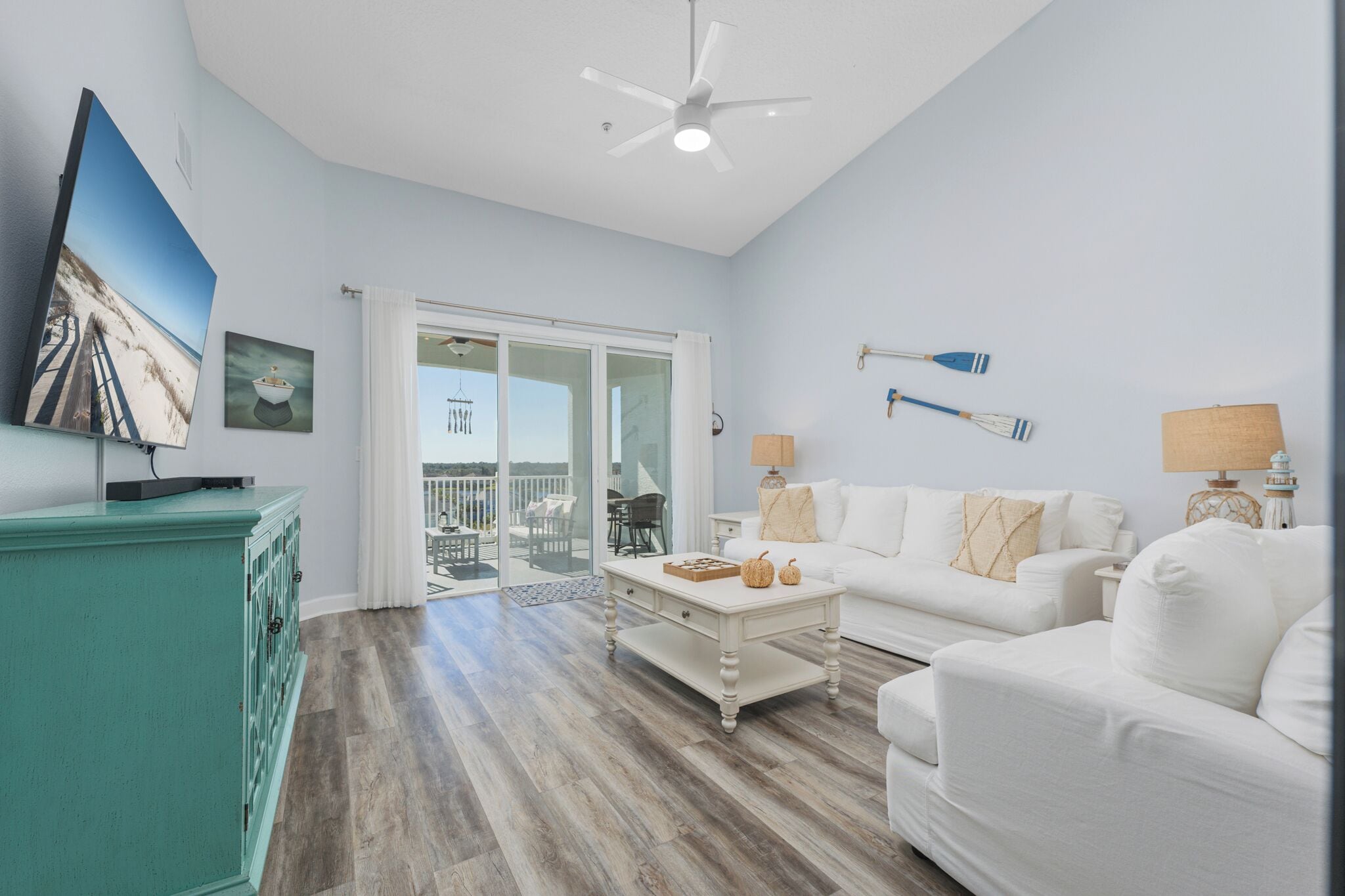 Condo, nhiều giường, có thể sử dụng hồ bơi, quang cảnh hồ (#1064 - No Pets) | Khu phòng khách | TV màn hình phẳng 42-inch có truyền hình cáp 