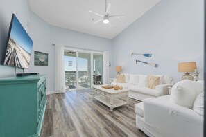 公寓式客房, 多张床, 使用泳池, 湖景 (#1064 - No Pets) | 起居区 | 42-英寸纯平电视（配备有线频道）