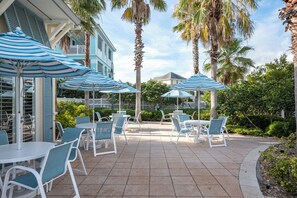 Outdoor dining - Cinnamon Beach 10 by Distinctive Beach Rentals (Palm Coast)