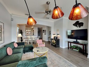 Appartement, Meerdere bedden, toegang tot zwembad, uitzicht op meer (0 - Pet Friendly) | Woonruimte | Een 42-inch flatscreentelevisie met kabelzenders
