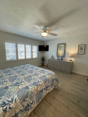3 bedrooms, desk, iron/ironing board, travel crib