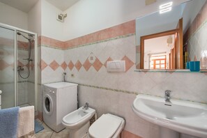 Shower, hair dryer, bidet, towels
