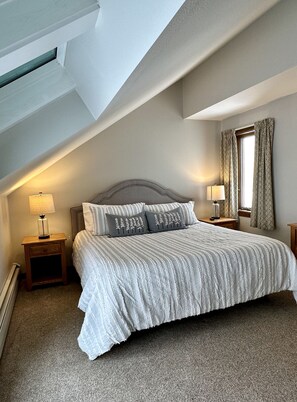 2 soverom, skrivebord, strykejern/-brett og wi-fi (inkludert)