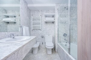 Bathtub, bidet, towels