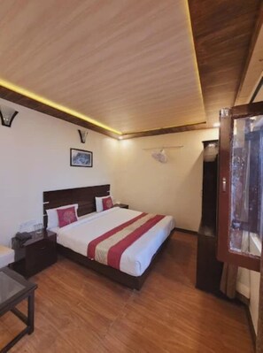 Egyptian cotton sheets, premium bedding, down duvets, memory-foam beds - Goroomgo Hidden Chalet Mall Road Nainital (Nainital)