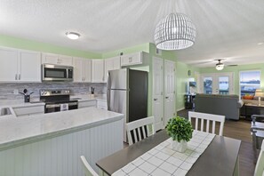 Jääkaappi, mikroaaltouuni, uuni, liesi