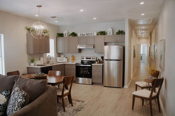 Kjøleskap, mikrobølgeovn, ovn og kokeplater