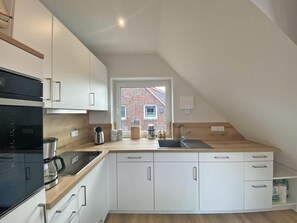 Geschirrspüler, Wasserkocher mit Kaffee-/Teezubehör, Toaster