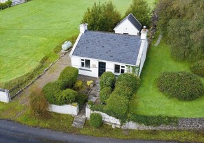 Exterior - The Cottage Cosy 1BR Traditional Irish Cottage (Dysert O'Dea, Corofin)