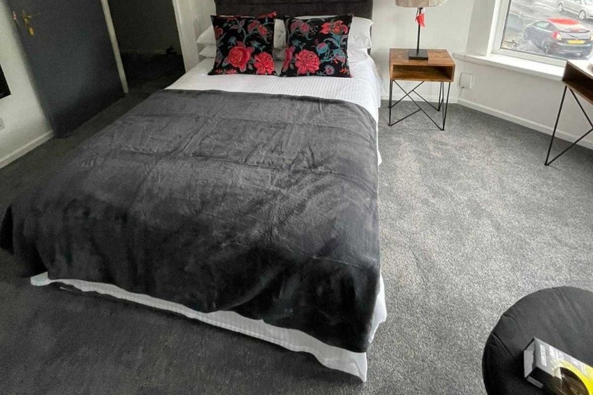 Iron/ironing board, bed sheets