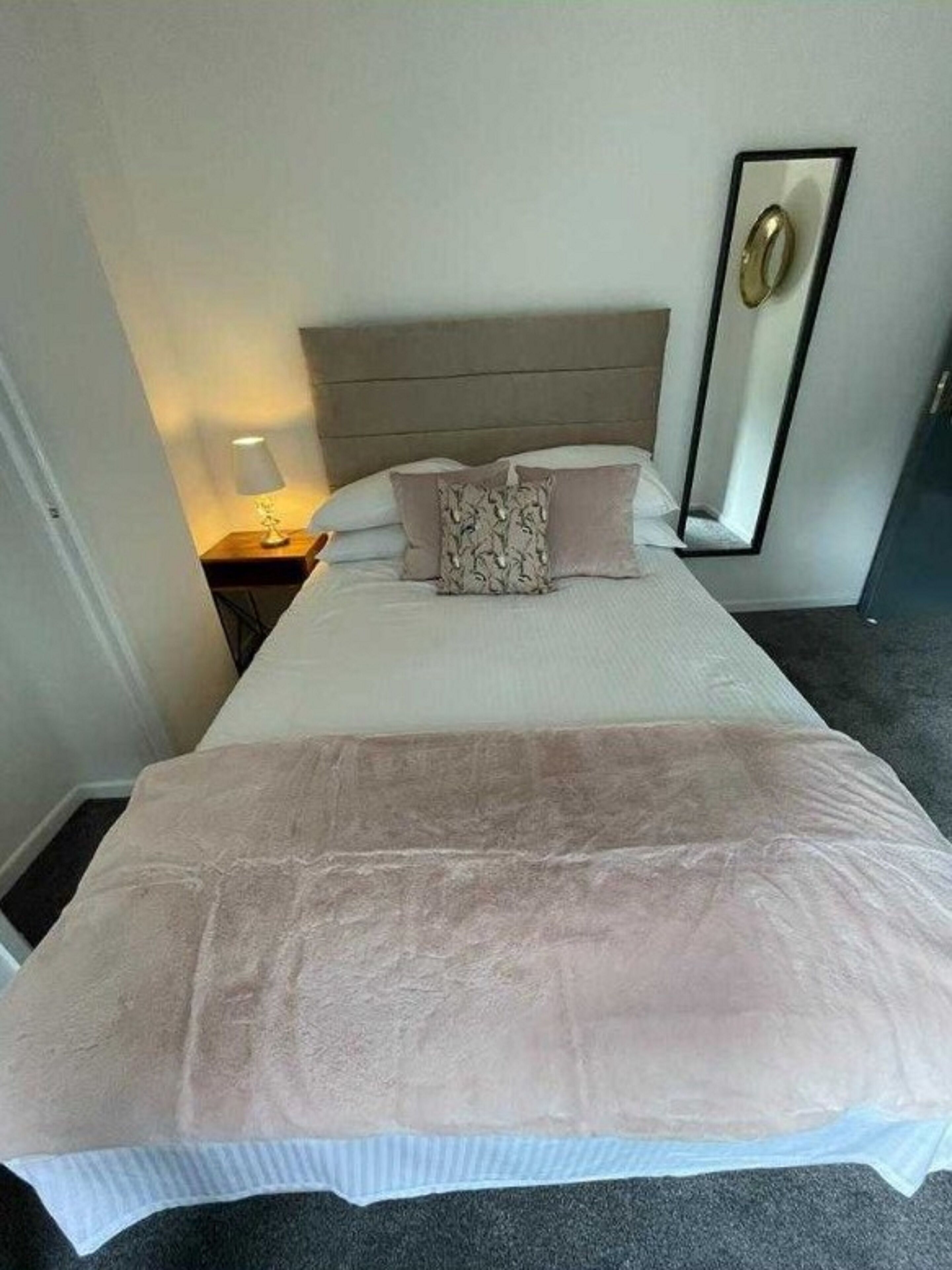 standard double room, 2 single beds | iron/ironing board, bed sheets