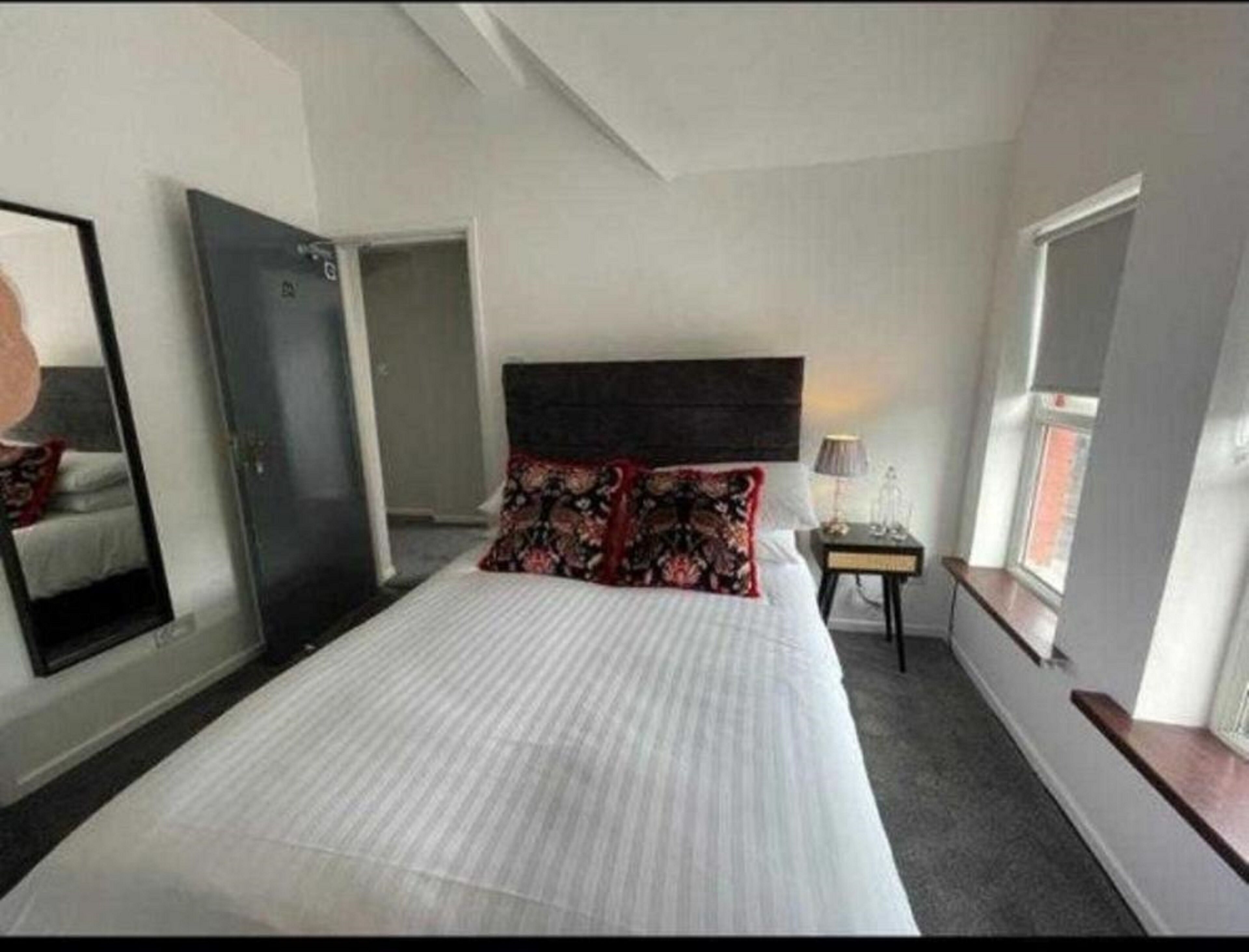 standard single room, 1 double bed | iron/ironing board, bed sheets