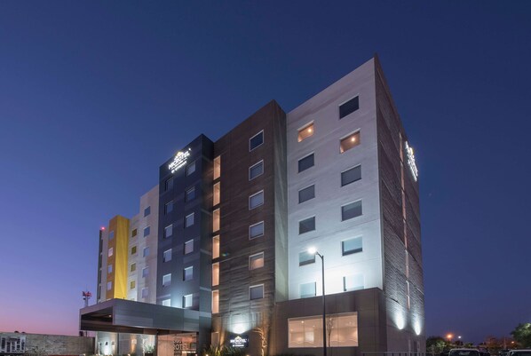 A multi-story hotel with a modern design, featuring a prominent 'Marriott' sign at the top. - Microtel Inn & Suites by Wyndham Guadalajara Sur (Tlajomulco de Zúñiga)