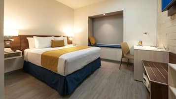 Habitación, 1 cama Queen size, para no fumadores | Caja de seguridad en la habitación, escritorio y cortinas blackout