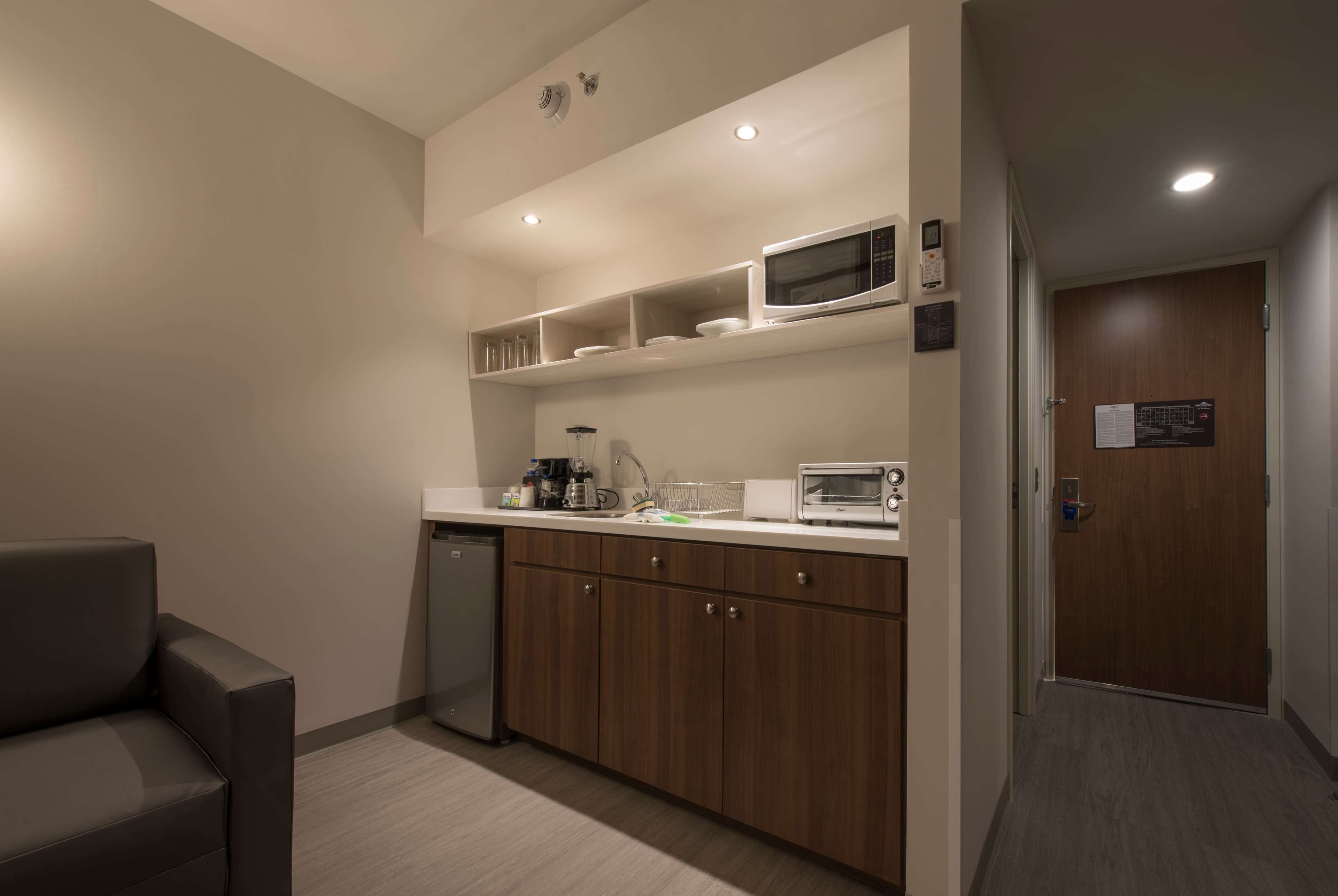 suite, 1 king bed, non smoking | in-room safe, desk, blackout curtains, iron/ironing board