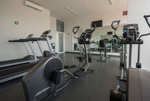 A gym with treadmills, elliptical machines, and weight equipment. - Microtel Inn & Suites by Wyndham Guadalajara Sur (Tlajomulco de Zúñiga)