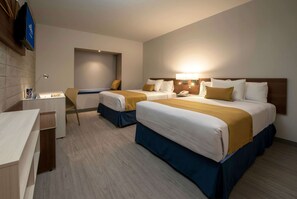 Kamer, 2 tweepersoonsbedden, toegankelijk voor mindervaliden, niet-roken (Mobility) | Een kluis op de kamer, een bureau, verduisterende gordijnen