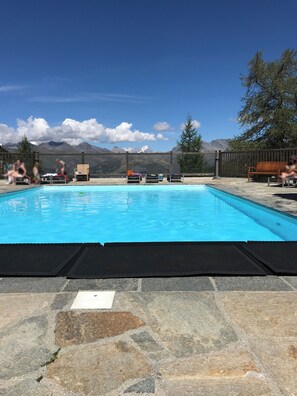 Piscine intérieure, piscine extérieure