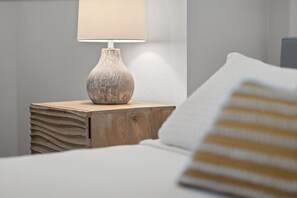 3 habitaciones, escritorio y tabla de planchar con plancha 