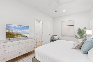 3 habitaciones, escritorio y tabla de planchar con plancha