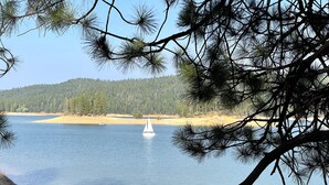 Un lac où l’on peut faire de la voile, entouré d’arbres et bordé d’une plage de sable.
