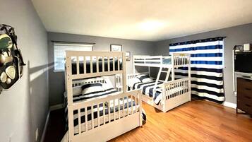 4 chambres, fer et planche à repasser, Wi-Fi gratuit, draps fournis