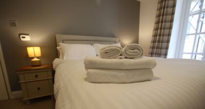 Charming Flat With Private Patio in Clifton