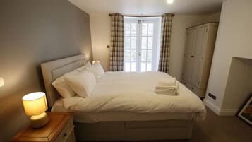 Classic Apartment, Private Bathroom | Interior