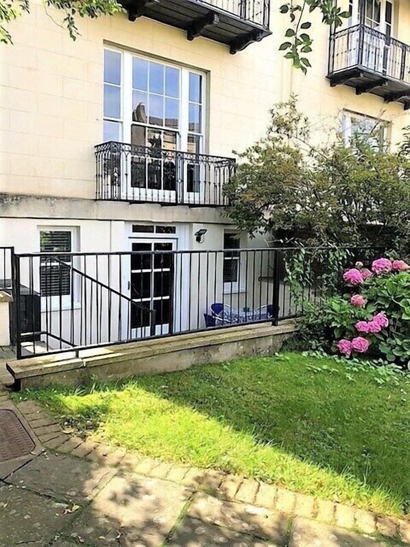 Classic Apartment, Private Bathroom | Garden - Charming Flat With Private Patio in Clifton (Bristol)