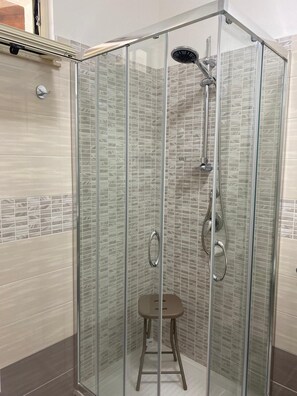 Douche, sèche-cheveux, bidet, serviettes fournies