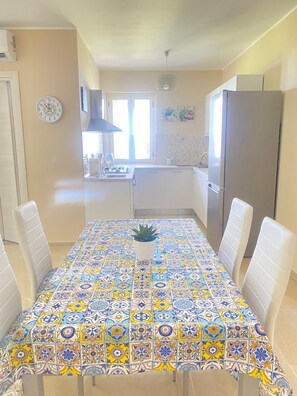 Kühlschrank, Ofen, Herdplatte, Wasserkocher mit Kaffee-/Teezubehör