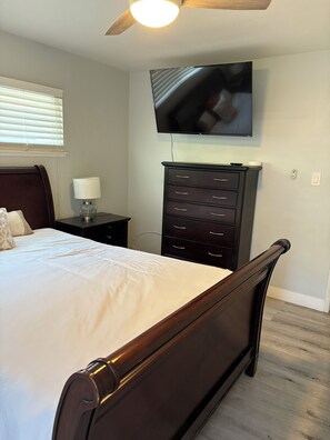 2 bedrooms, desk, iron/ironing board, WiFi