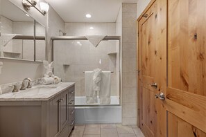 Bathtub, towels