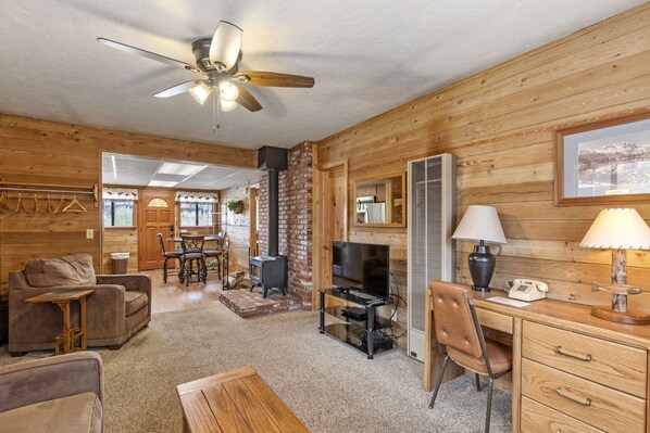 TV, fireplace - Alderman 2a - A cozy, pet-friendly bungalow (June Lake)