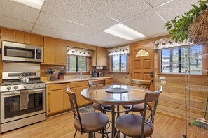 Fridge, microwave, oven, stovetop - Alderman 2a - A cozy, pet-friendly bungalow (June Lake)
