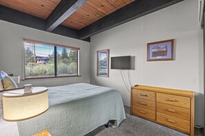 2 bedrooms, desk, Internet, bed sheets