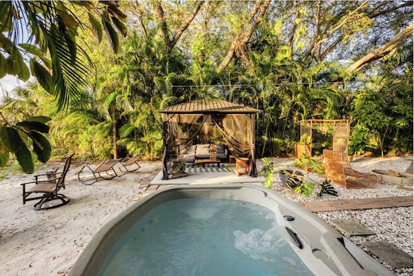 Bañera de hidromasaje al aire libre