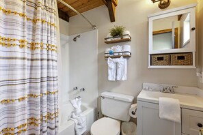 Bathtub, towels